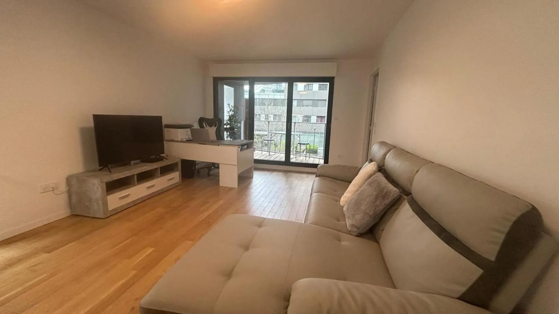 Spacious Appt With Balcony In The 13Th باريس