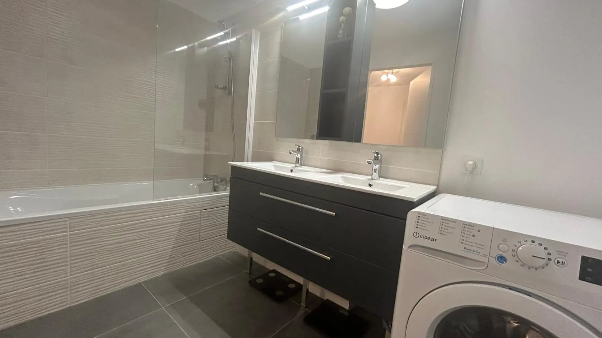 Spacious Appt With Balcony In The 13Th باريس 0*,  فرنسا